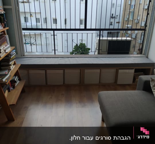 חלון עם סורגי מתכת ומסגרת עץ